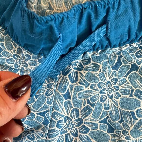 The North Face women’s size XXL athletic floral shorts - Picture 5 of 7